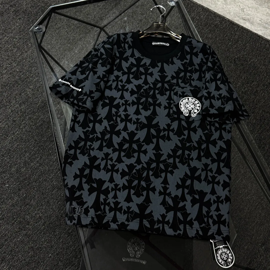 P180 Chrome Hearts 25 high-end versions. The fabric is made of 300 grams of high-density pure cotton. It does not deform or shrink. It has three labels. It is the same style for men and women. Technology: all-over printing + digital printing. Color: white, black. SIZE: S-XL.